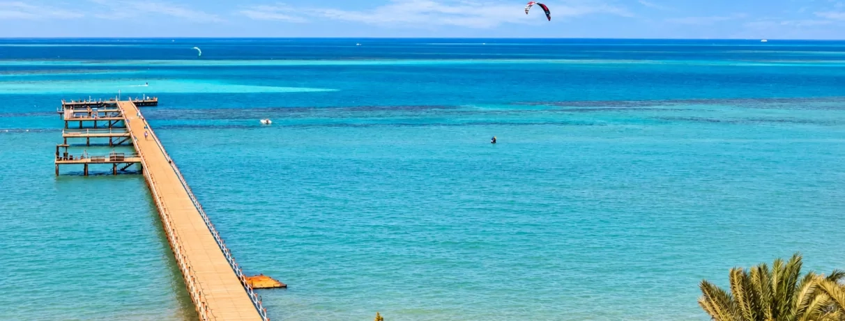vue aérienne sur l'eau turquoise de la mer rouge à l'AMC Royal à Hurghada en Egypte