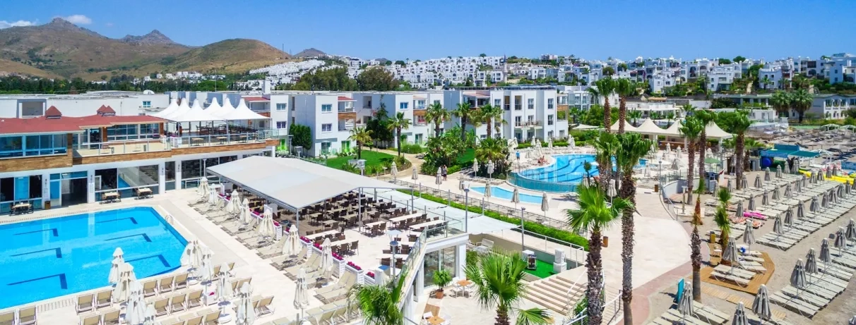 vue de la façade de l'hôtel et de la piscine