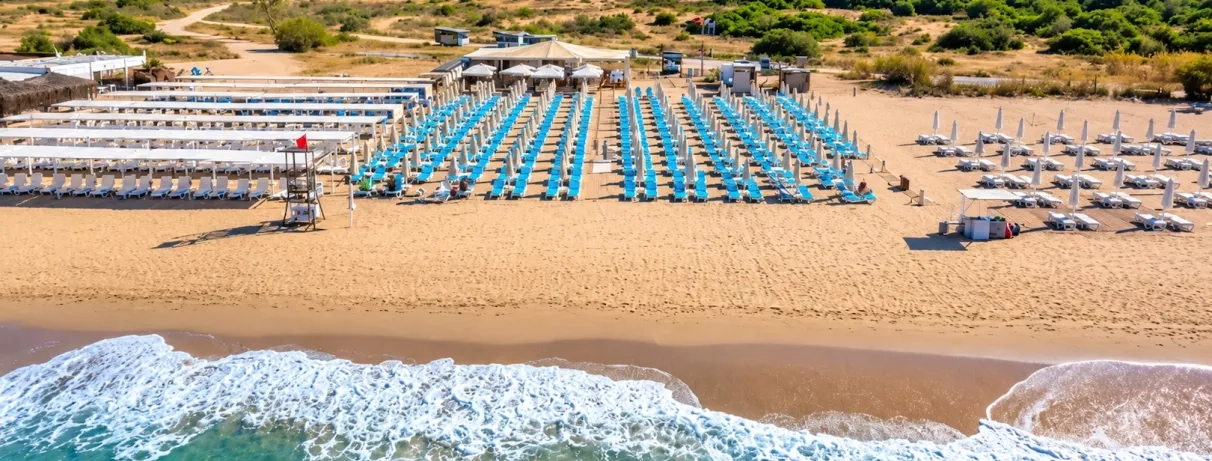 vue de la plage avec ligne de transats