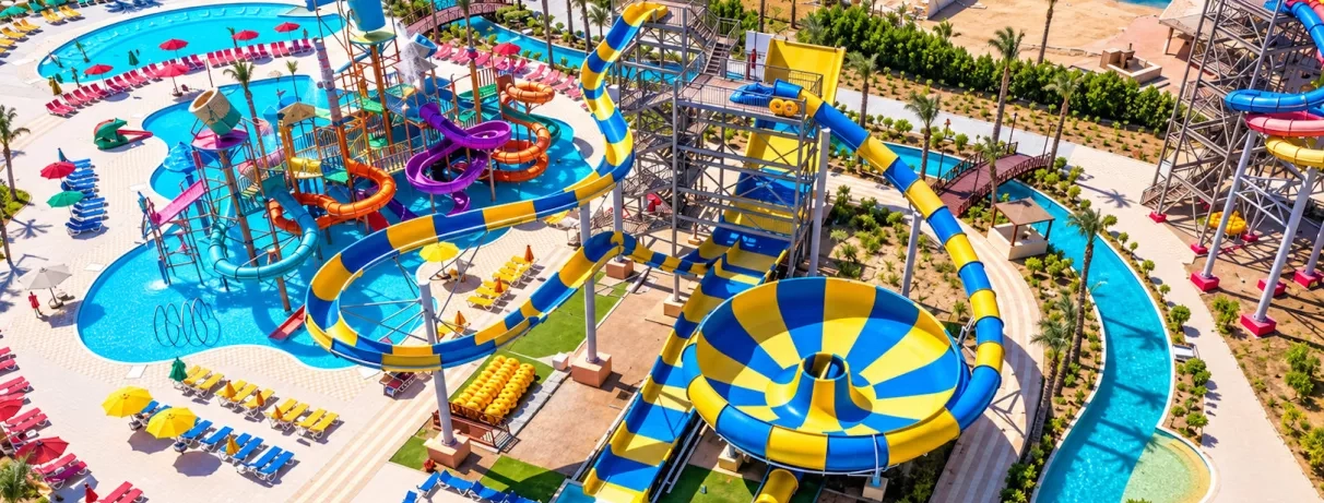 Toboggans aquatiques colorés et piscines du Blend Club Aqua Resort 4* Hurghada pour un voyage all inclusive.