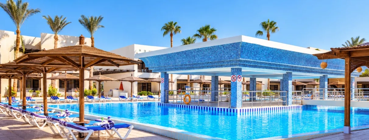 Piscine extérieure du Blend Club Aqua Resort 4* Hurghada entourée de transats pour vos vacances en famille.