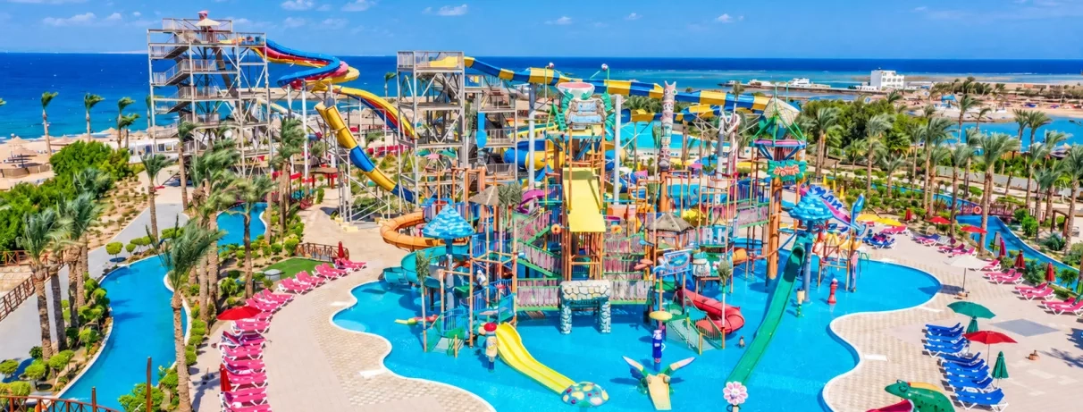 Toboggans aquatiques colorés et piscines du Blend Club Aqua Resort 4* Hurghada pour un voyage all inclusive.