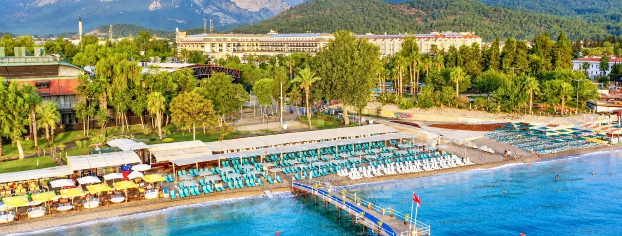 vue d'ensemble de l'hôtel et des transats sur la plage