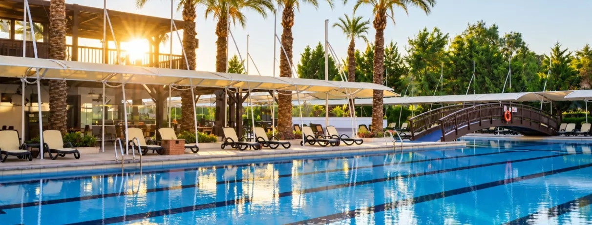 vue de la piscine extérieure de l'hôtel avec coucher de soleil
