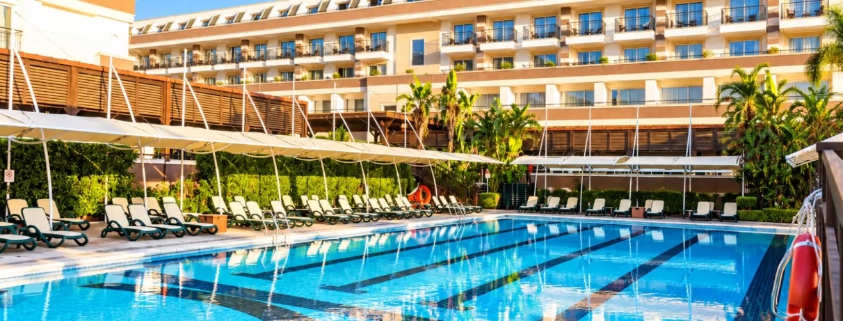 vue de la piscine extérieure et vue de l'hôtel