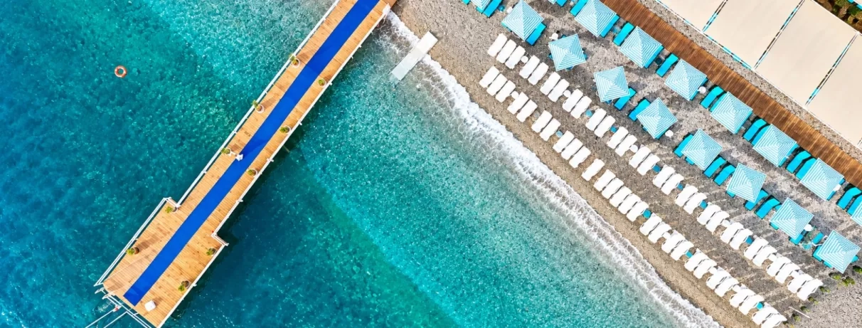 vue en hauteur de la plage avec un ponton