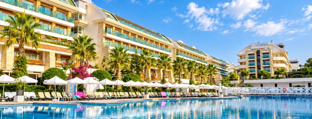 vue d'ensemble sur l'hôtel et la piscine extérieure 
