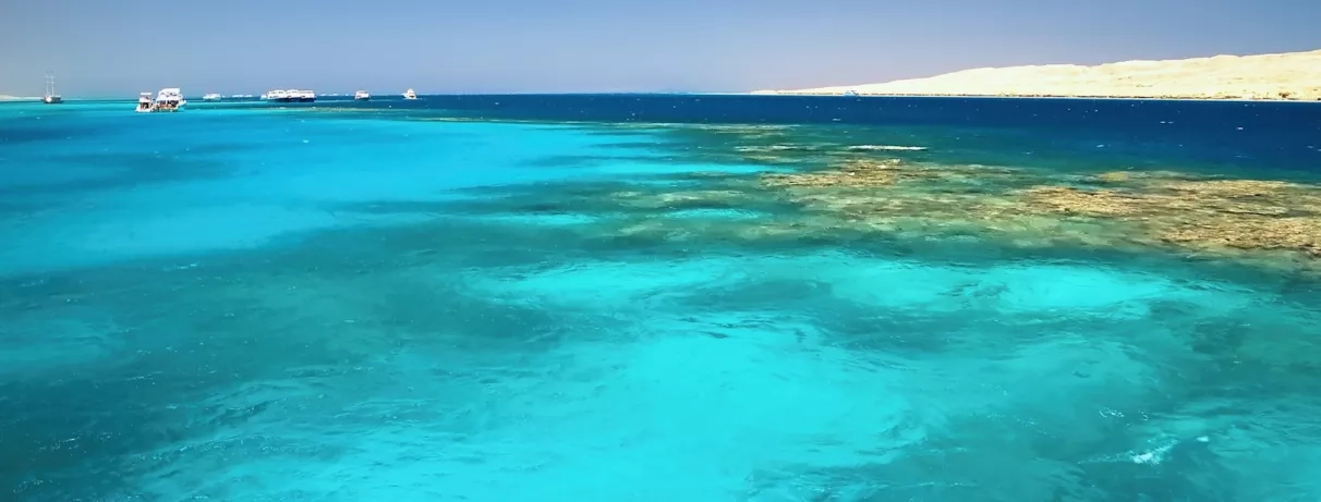 Eaux turquoise de la mer Rouge en Égypte pour un séjour balnéaire et des vacances au soleil