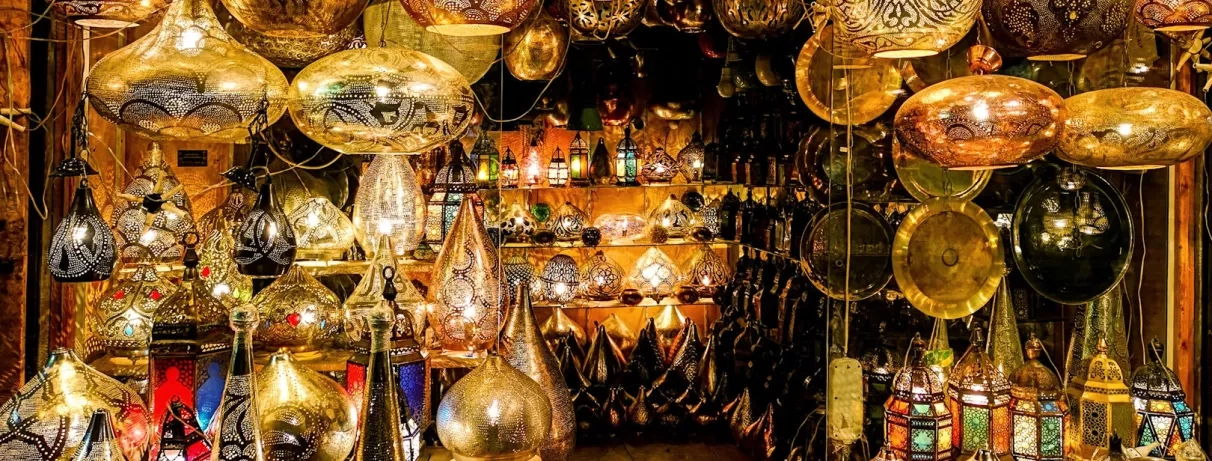 Souk traditionnel égyptien avec ses lampes dorées pour un séjour culturel et dépaysant en Égypte