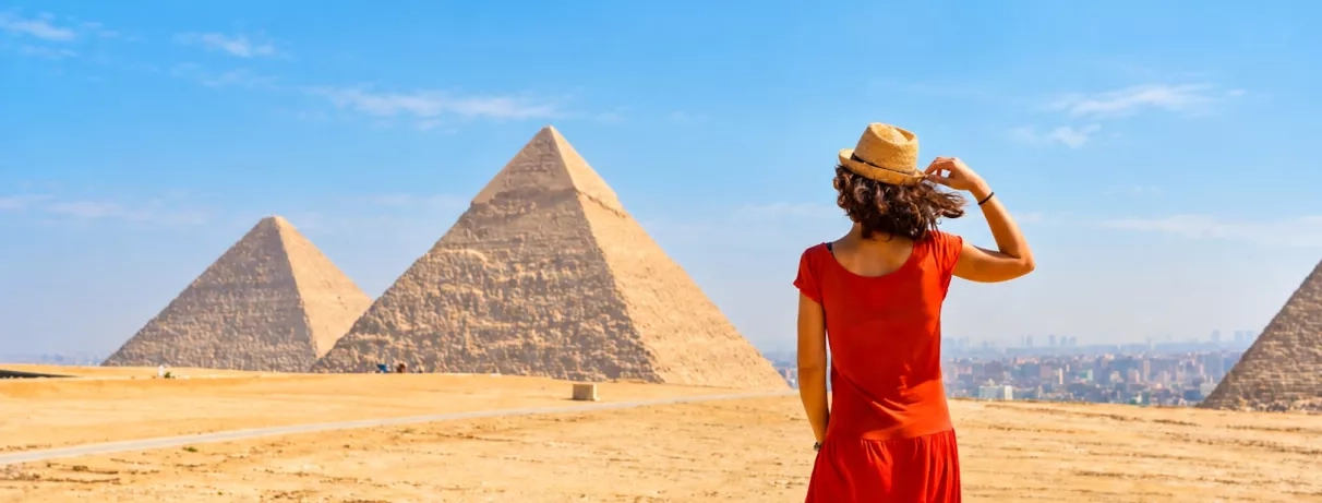 Femme contemplant les pyramides de gizeh en egypte lors d'un combiné pyramides mer rouge