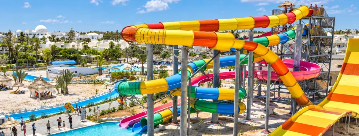 Aquapark avec plusieurs toboggans et un bassin au djerba aqua resort à djerba en tunisie