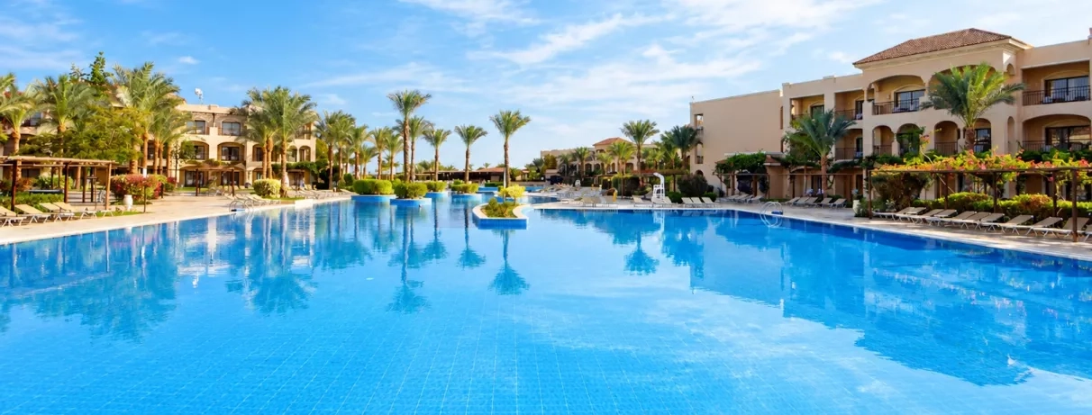 Grande piscine de l'hôtel Jaz Aquamarine 5* à Hurghada pour vos vacances famille en formule all inclusive.