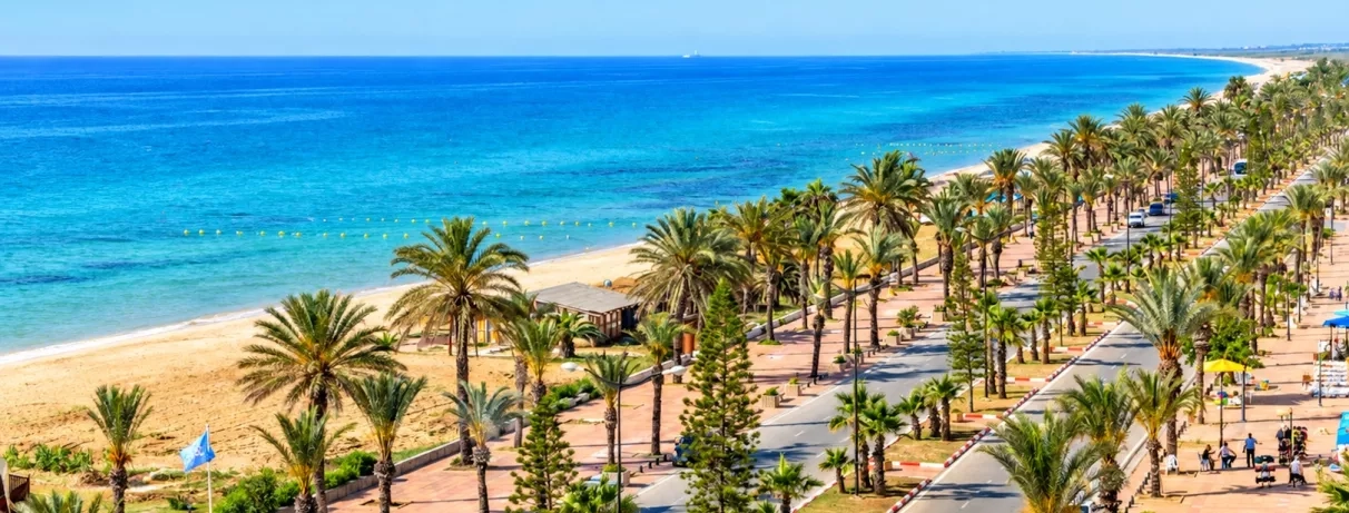 Petite route qui sépare la plage de l'hôtel