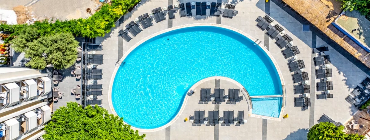 piscine extérieure vue du dessus 