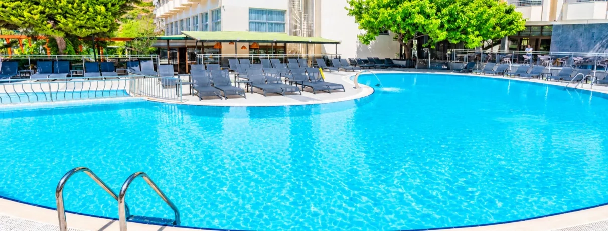 piscine extérieure de l'hôtel avec transats 