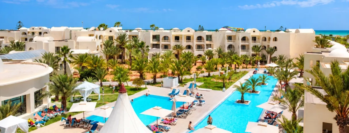 Complexe hôtelier César Thalasso à Djerba, Tunisie, avec piscines turquoises, architecture orientale et plage méditerranéenne.