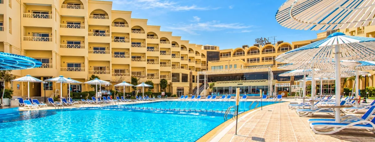 Vue panoramique sur la piscine et architecture de l'hôtel AMC Royal à Hurghada en Egypte