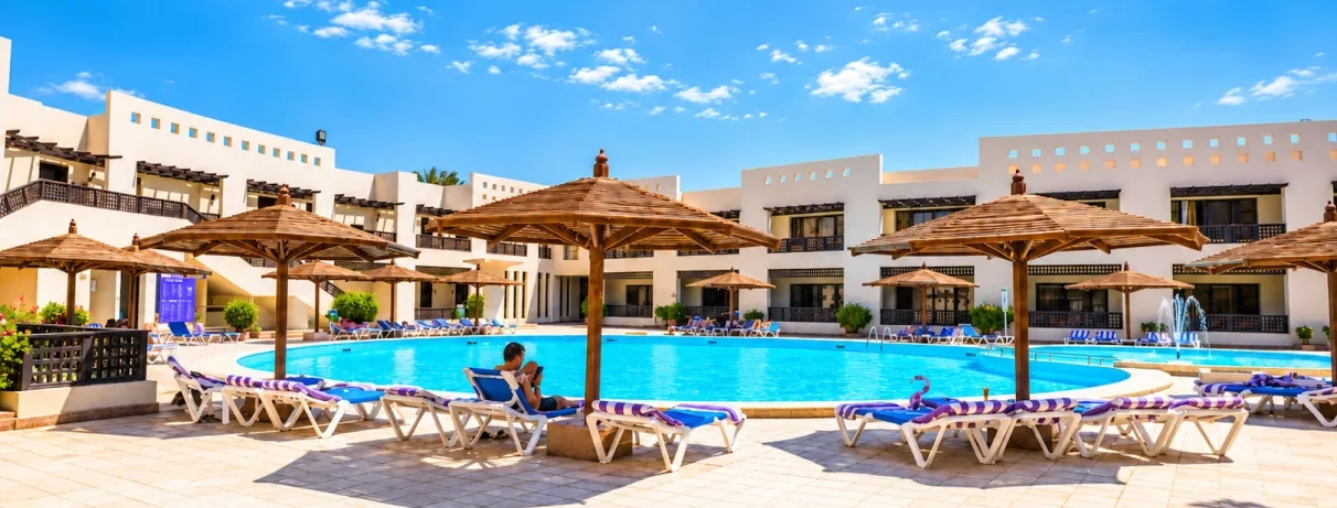 Piscine extérieure du Blend Club Aqua Resort 4* Hurghada entourée de transats pour vos vacances en famille.
