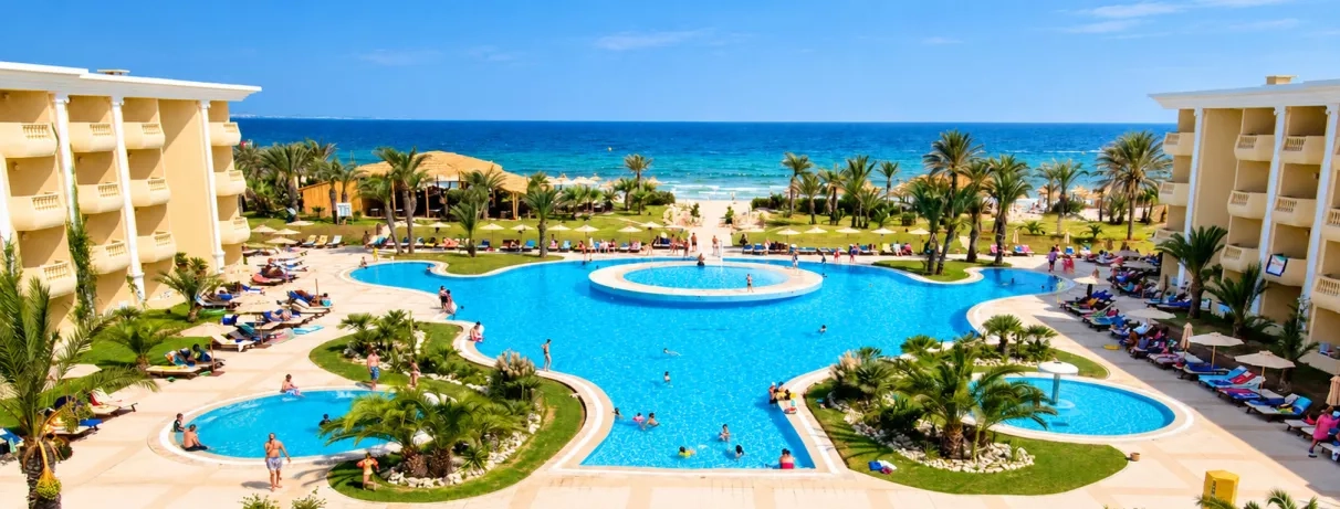 Vue panoramique des bassins extérieurs et accès plage privée du Royal Thalassa Monastir, Tunisie.