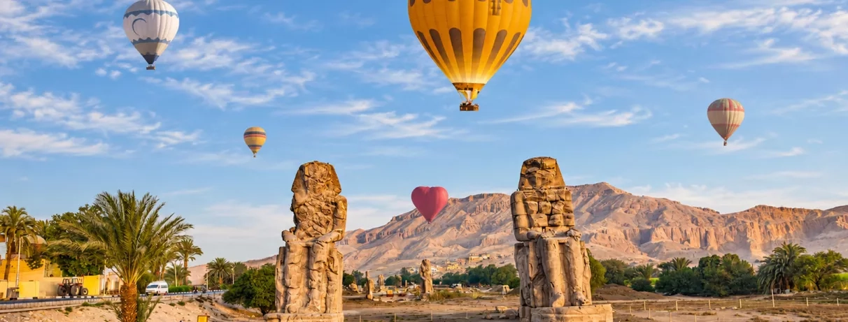 Les colosses de Memnon et montgolfières lors de votre croisière en Égypte.