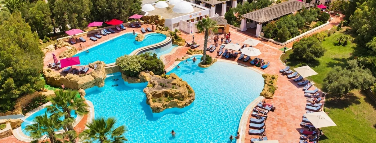 vue aérienne de la piscine extérieure vide avec transats 