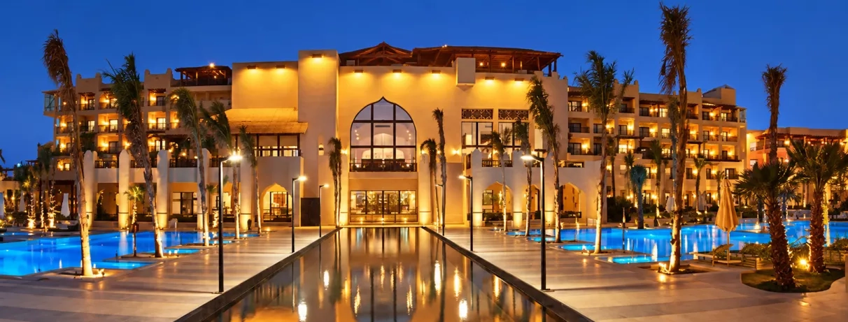 Séjour tout compris au Steigenberger Aqua Magic Hurghada avec entrée luxueuse, fontaines et palmiers.