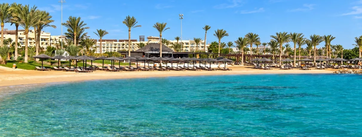 Hôtel bord de mer à Hurghada pour un séjour plage avec transats et vue sur la mer.