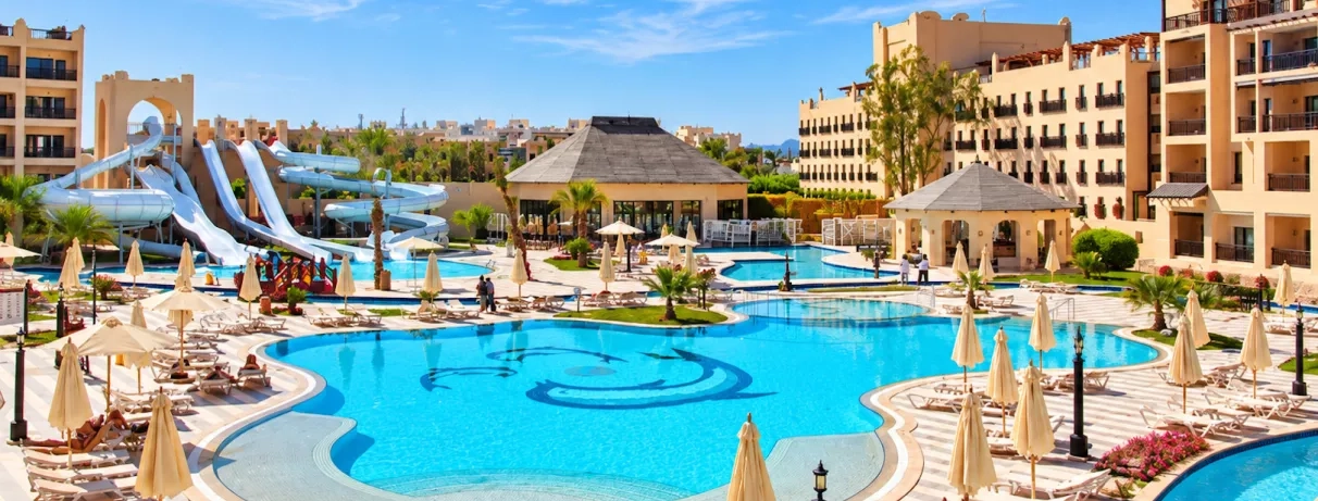 Vacances famille au Steigenberger Aqua Magic Hurghada avec grand parc aquatique et piscine aux dauphins.