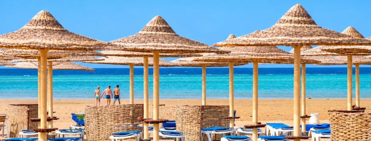 plage privée avec sable fin parasols transats et mer turquoise au Stella Beach à Hurghada