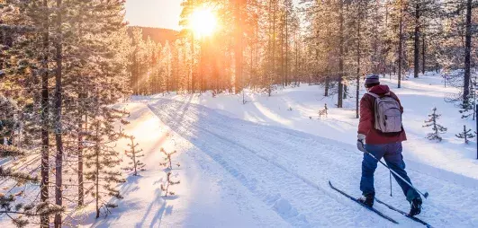 homme faisant du ski de fond