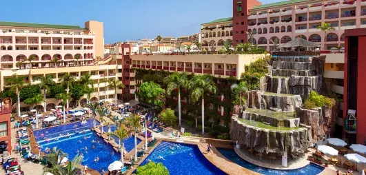piscine et bâtiments de l'hôtel