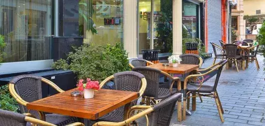 bar extérieur sur la terrasse de l'hôtel