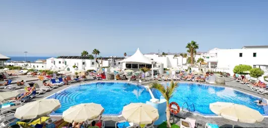 vue d'ensemble de l'hôtel avec piscine 