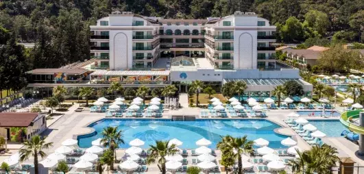 vue d'ensemble hôtel avec piscines et palmiers