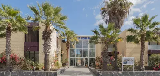 vue extérieur de l'hôtel avec palmiers