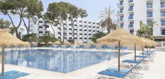 piscine extérieur avec transats et parasols