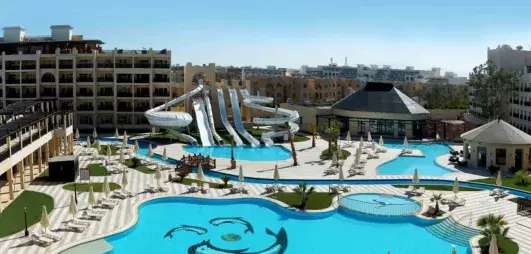 vue hôtel piscine et toboggans