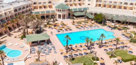 vue bâtiment principal + piscine 