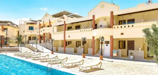 piscine avec transats