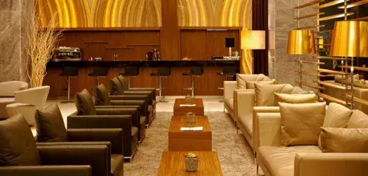 hall de l'hôtel avec bar et coin salon avec canapés et fauteuils