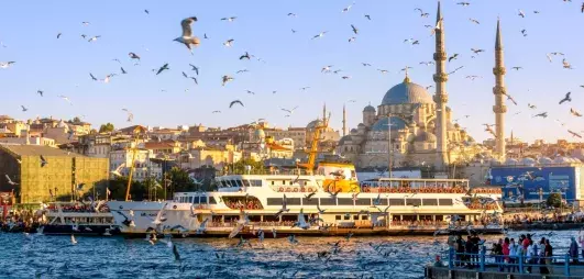 vue sur la mosquée d'Istanbul avec un bateau sur le fleuve