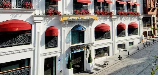 façade de l'hôtel avec sa porte d'entrée