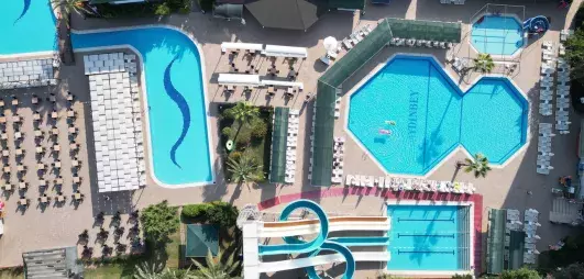 vue en hauteur des différentes piscines extérieurs de l'hôtels