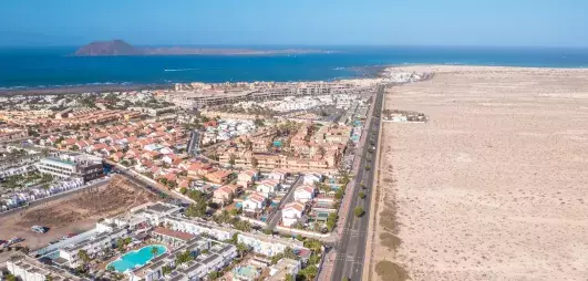 vue générale de la plage et de l'hôtel