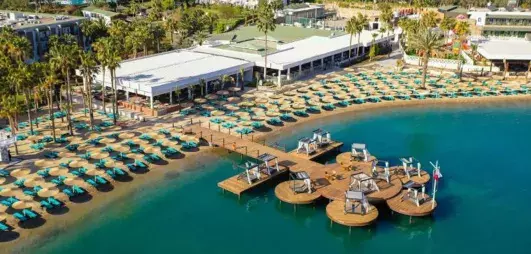 vue du ciel de l'hôtel et de la plage