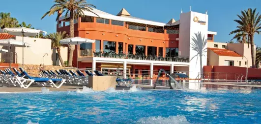 piscine extérieure vue sur l'hôtel