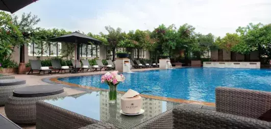 piscine extérieure avec transats et fauteuils