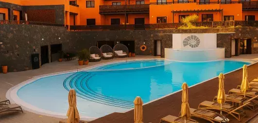piscine extérieure de l'hôtel vue de nuit
