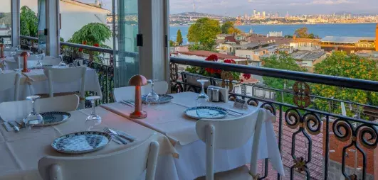 restaurant sur la terrasse de l'hôtel avec vue sur le centre ville d'Istanbul