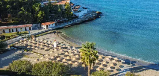 vue en hauteur plage + hôtel